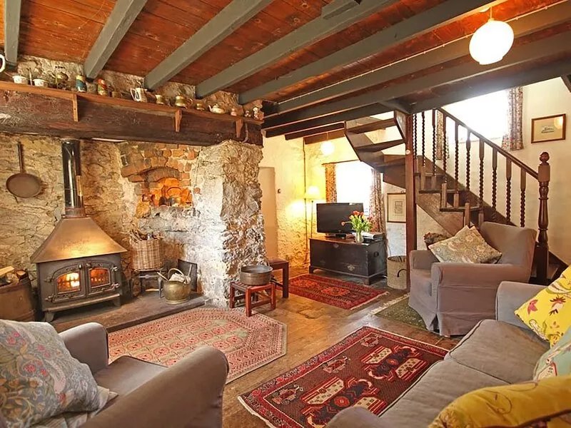 BUCK COTTAGE, pet friendly, with open fire in Red Wharf Bay