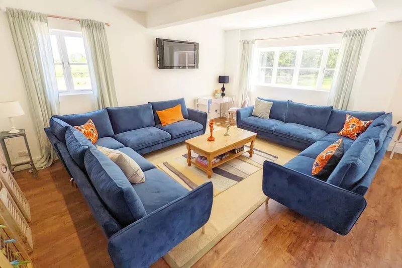 A country house that sleeps 18 guests  in 7 bedrooms