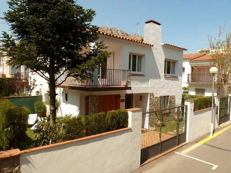 House with garden just 100m from the beach - Wifi