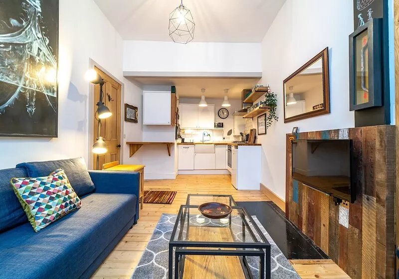 A fabulously designed one-bed apartment in a superb location. Sleeps 4.