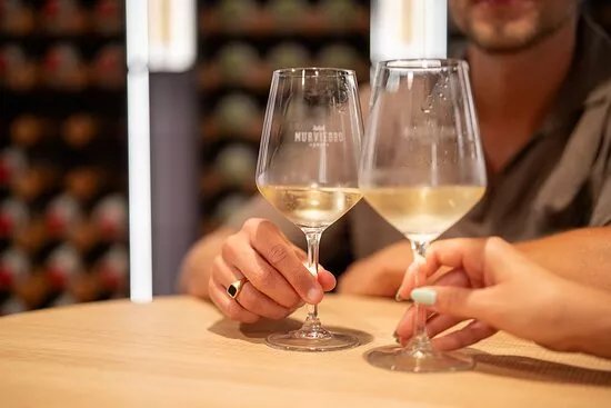 Combina con Vino