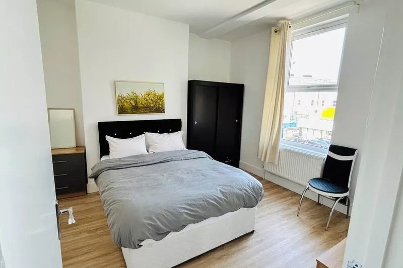 Spacious 1-bedroom flat with Free Parking, Close to many to take you Central