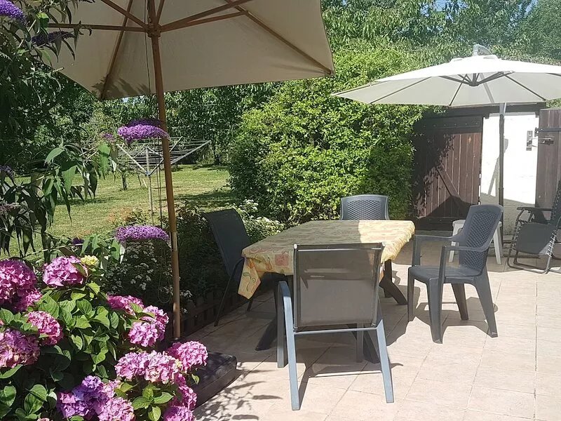 Cottage with large peaceful fenced garden.
