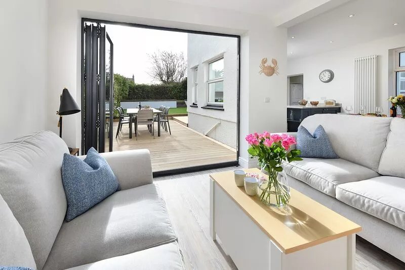 Beautifully refurbished holiday home in the centre of Abersoch with parking.
