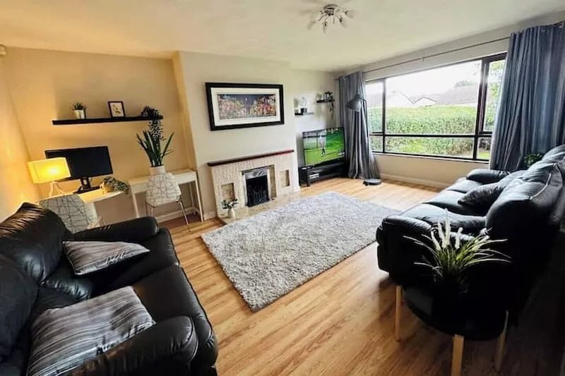 Perfect location for golfers and sightseers in Portrush.