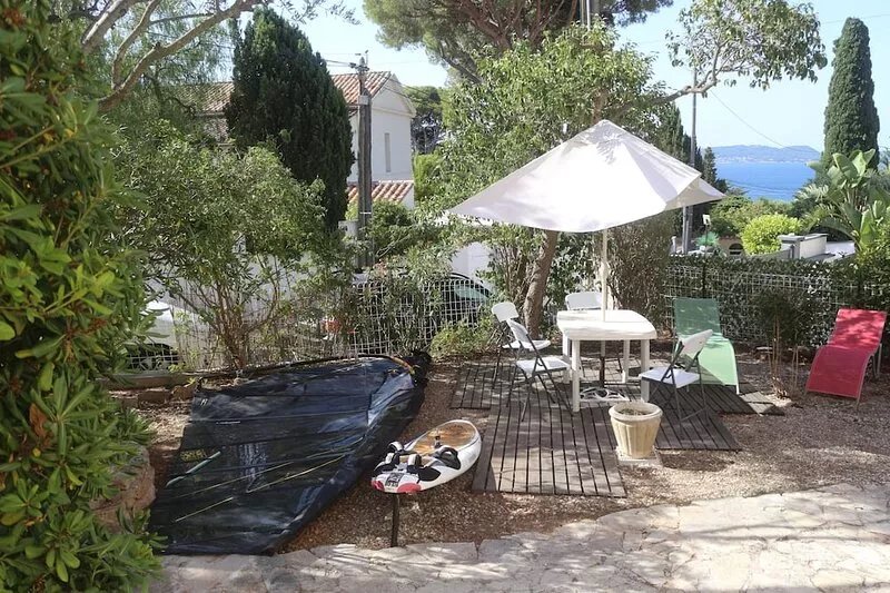 Almanarre At the foot of the beach and the sea, Garden apartment, large terrace