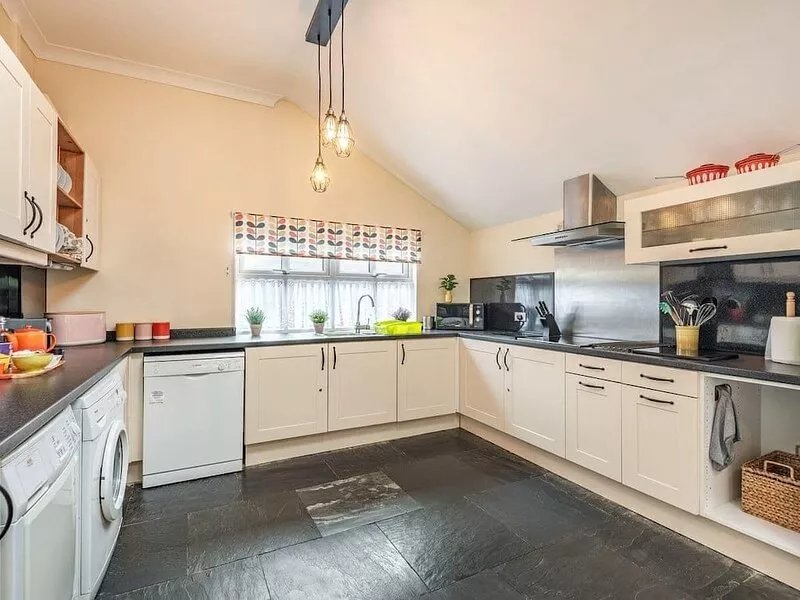 Stunning cosy, pet friendly & peaceful 3 bedroom, 2 bathroom cottage, fast WiFi