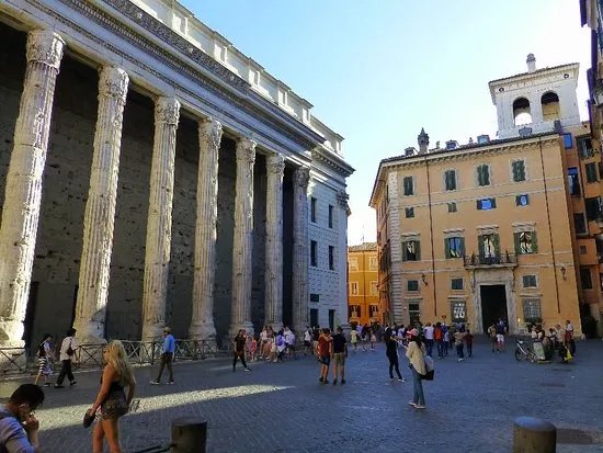 Piazza Di Pietra