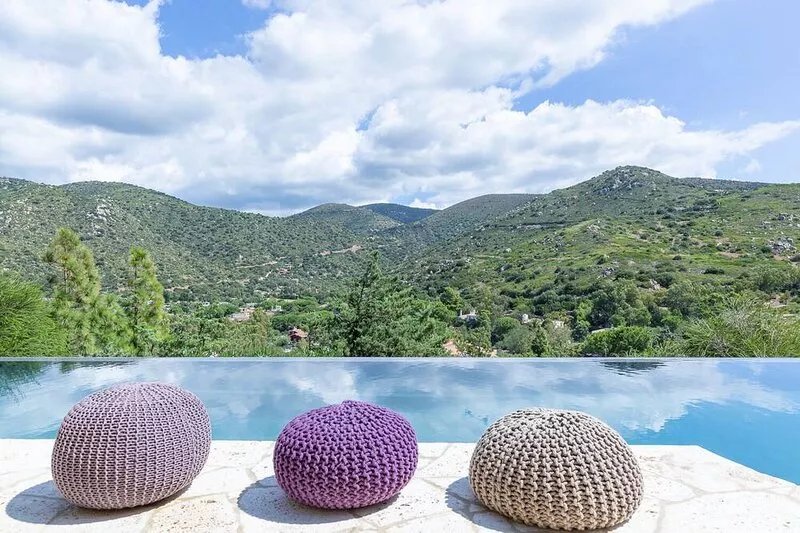 Stunning villa with infinity pool, only 5 minute walk from the beach