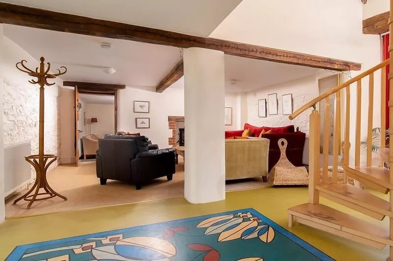 Weirmarsh Big Barn. Large barn conversion with large hot tub and games room.
