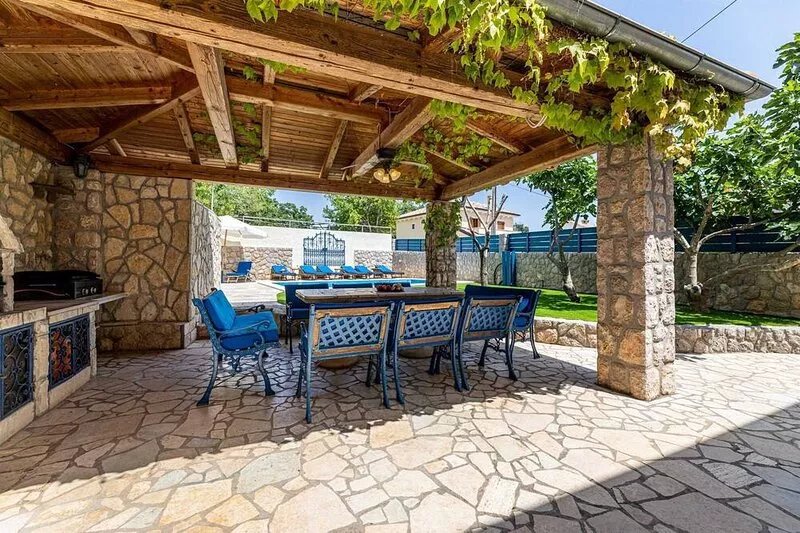 Villa O'Lucky with pool and unique tavern "konoba"