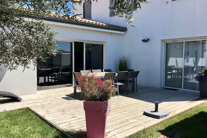 Grand Confort Villa with garden near the town center and beach