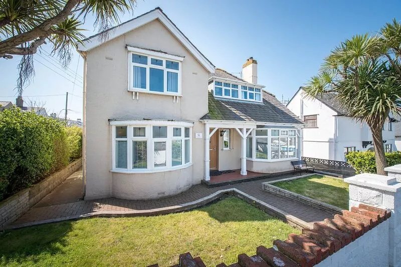 Hen Gi Mor: Pet-friendly holiday home in Rhosneigr village for 8 guests