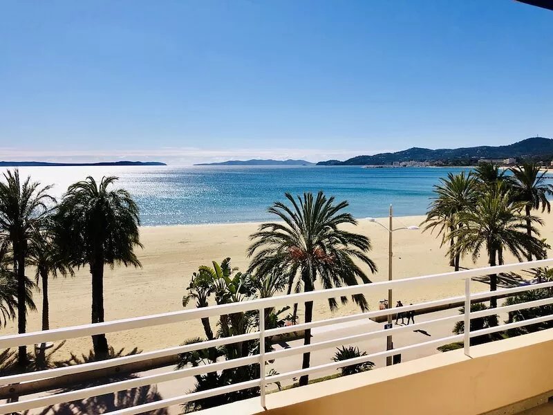 Seafront apartement 78m2(1minute from the beach)