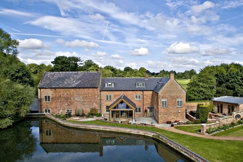 5 Bedroomed Mill House with Lake recently refurbished sleeps 10
