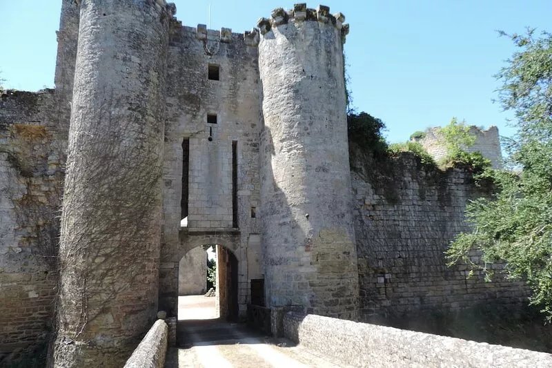 Available in July: Chateau-fort, 15-21 people, swimming pool, charm calm unusual