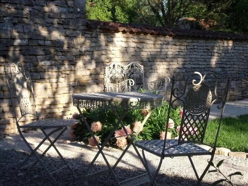 Grand Burgundian stone house in quiet village, 5 bedrooms, beautiful garden