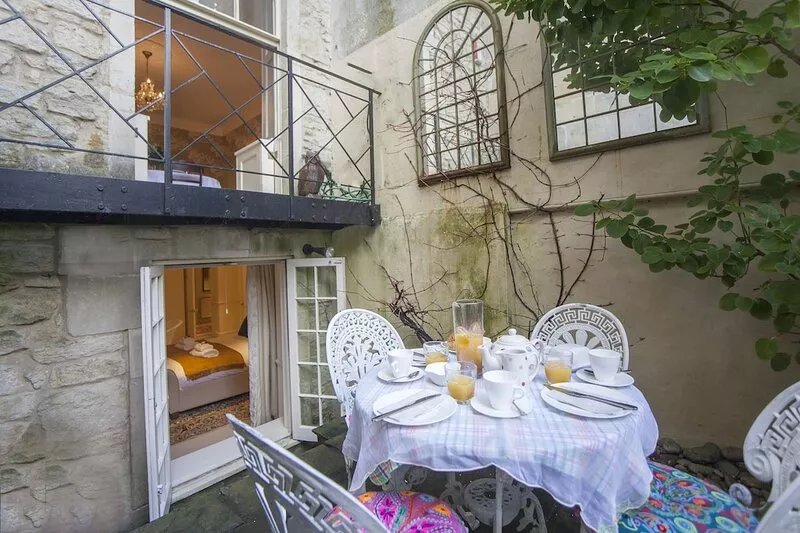 Quintessential English town-house apartment for 6