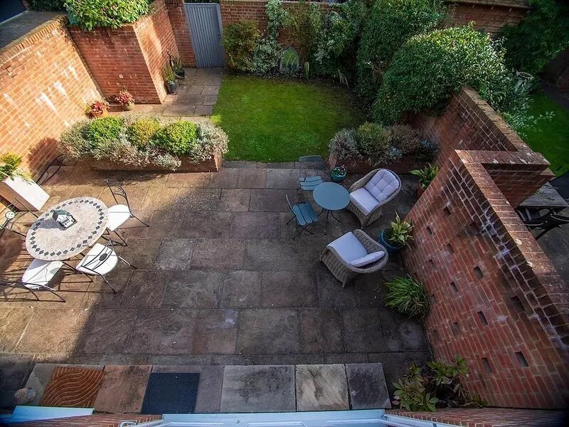 FABULOUS 4 BED TOWN-HOUSE IN CENTRAL MARLOW CLOSE TO RESTAURANTS, PARK & RIVER