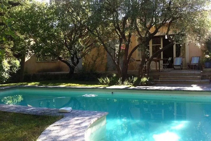 House 2 people 3 km from Aix en Provence, 85m2, charm and calm.