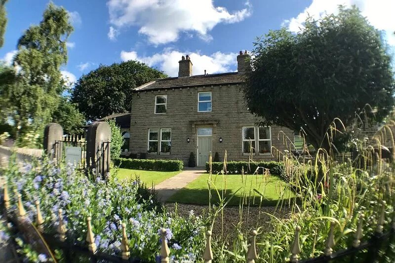 Spacious luxury house in a quiet yet convenient location - sleeps 12