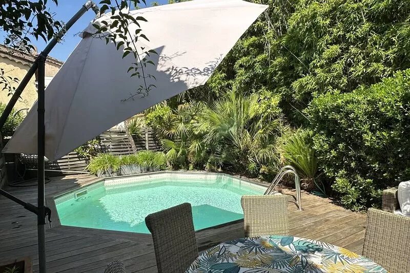 villa with pool, nr St Tropez, short walk to beach