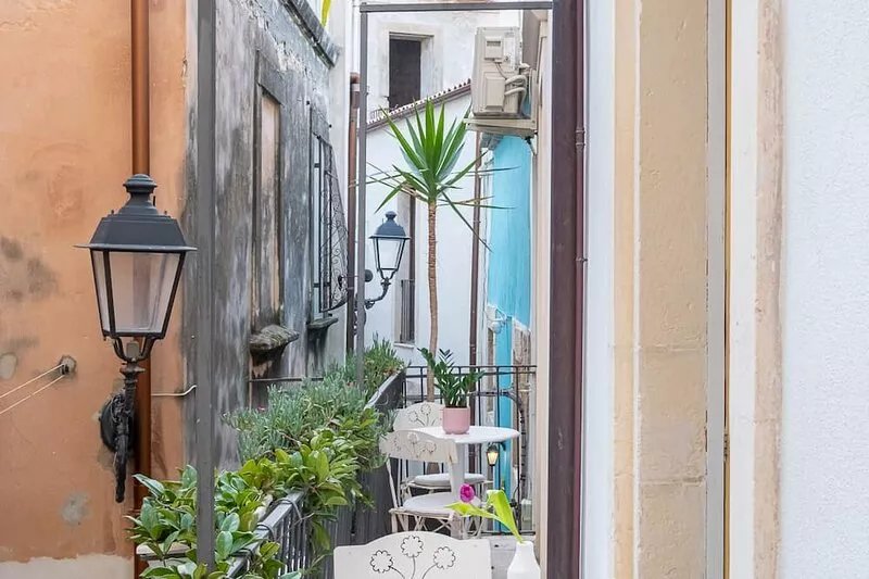 Cas'amuri is a detached house in the heart of Ortigia.