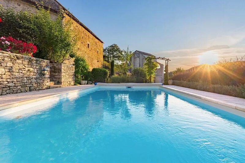 Vacation home with swimming pool overlooking historic monument