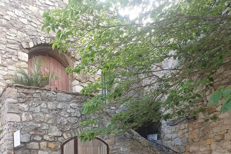howling, a house in the ramparts