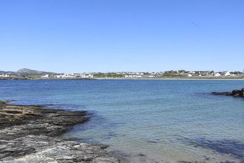 TOWYN LODGE, family friendly, with a garden in Trearddur Bay