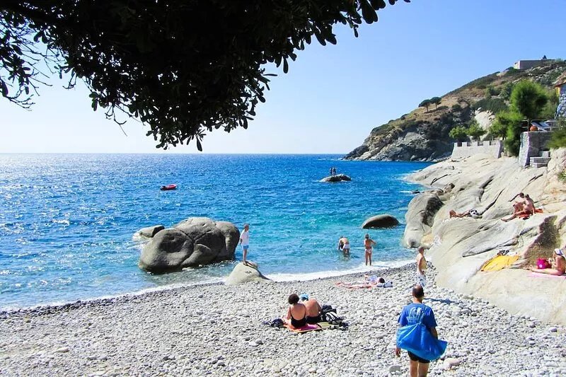 Lovely little house in the heart of Pomonte, just a few steps from the sea