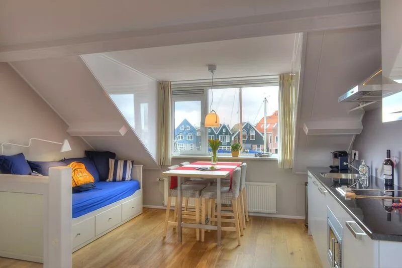 At the water, maritime furnished apartment, private entrance, with scaffolding