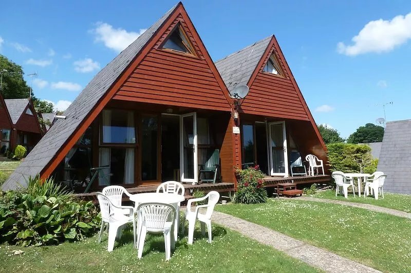 5 mins. to beach, tennis, pool. food in local pubs, castles close by, Free WiFi.