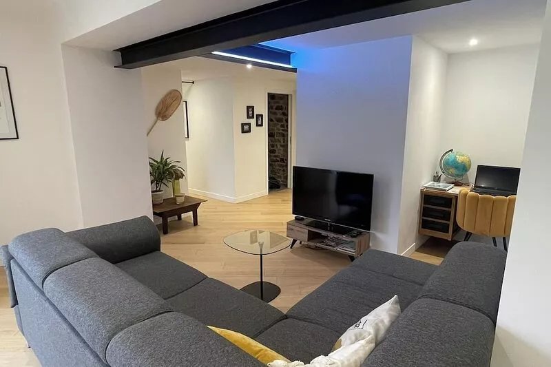 New 80 m² apartment with garden, quiet, walking distance to port, stadiums and