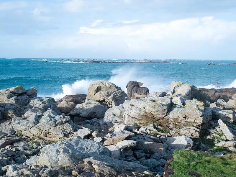 Breton stone house, in a quiet location and the beach
