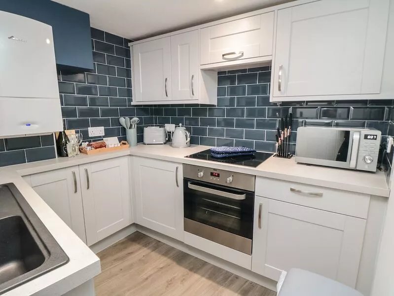 KIWI COTTAGE, pet friendly, character holiday cottage in Whitby