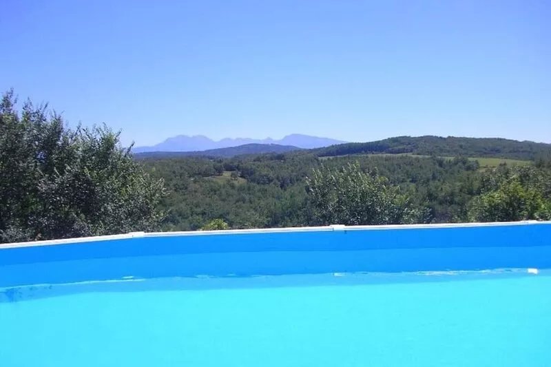 Pyreneen Vue gite with pool, renovated farmhouse tranquil with amazing views