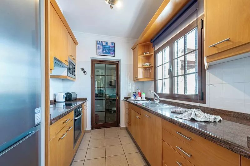 4-bedroom family villa with heated pool near the old town