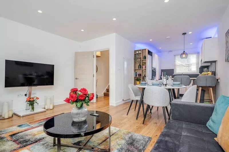 Beautiful 2 bedrooms split level Fulham Apartment