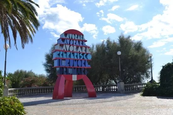 Lavorare, lavorare, lavorare preferisco il rumore del mare