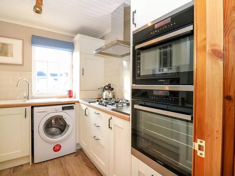 1 THE CROSS, pet friendly, character holiday cottage in Dunkeld