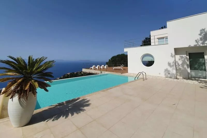 Superb luxury villa in Sicily facing the Aeolian Islands