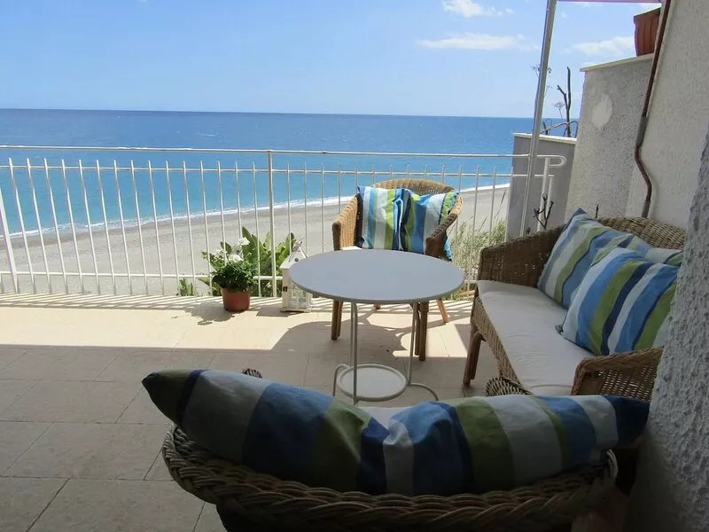 Family friendly and romantic apartment on the beach near Taormina