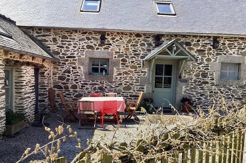 Beautiful cottage with private,heated pool and free internet access.
