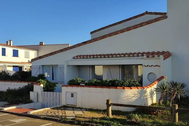 House with direct access to the beach, quiet with enclosed garden.