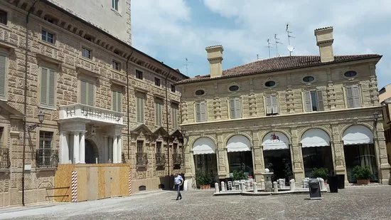Piazza Matilde di Canossa