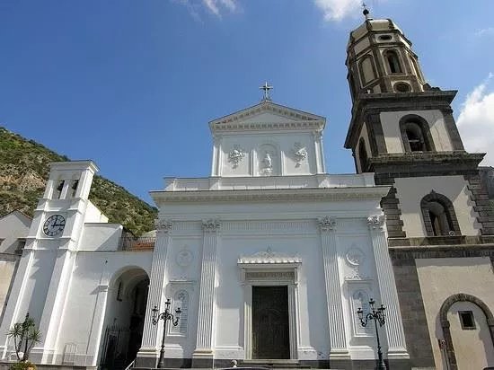 Basilica Santa Maria Del Lauro