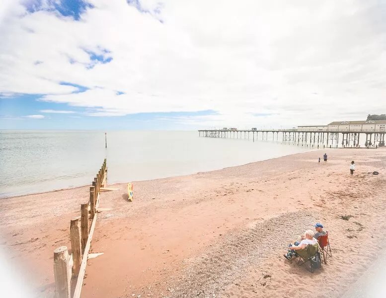 A 6 bedroom property, 2  minute walk to the sea front, beach and restaurants.