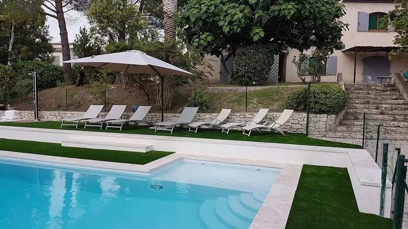 South facing villa of 250 m² with swimming pool in a 3000 m² garden