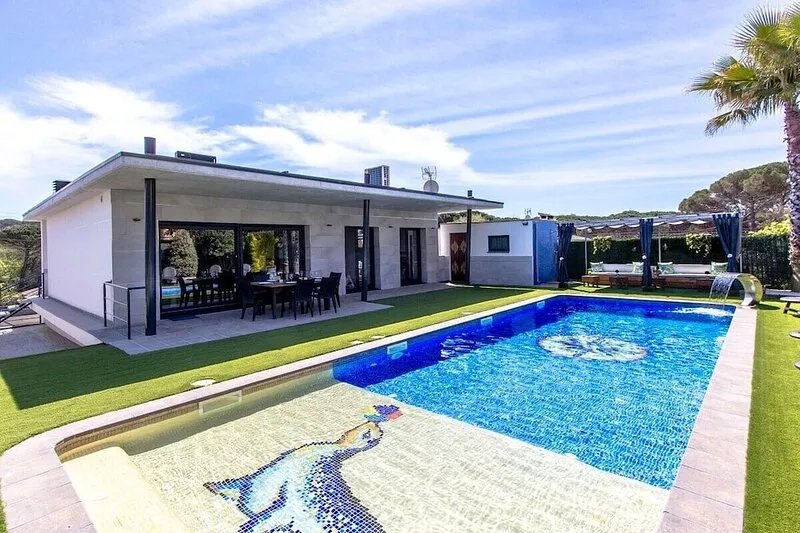 Catalunya Casas: Modern Vacation Paradise 'Villa Ainmi' on the Costa Brava!